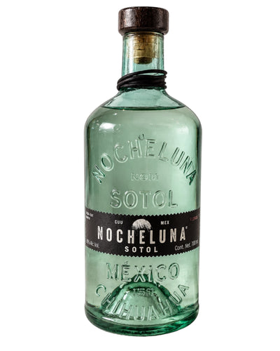 Botella de cristal verde de Licomar, Vinos y Licores NocheLuna Sotol 700ml con tapón de madera y corcho.