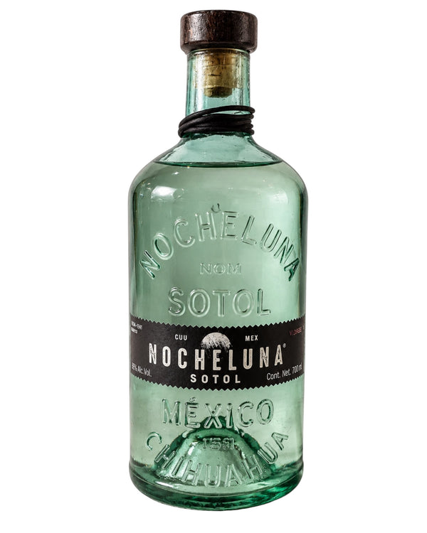 Botella de cristal verde de Licomar, Vinos y Licores NocheLuna Sotol 700ml con tapón de madera y corcho.