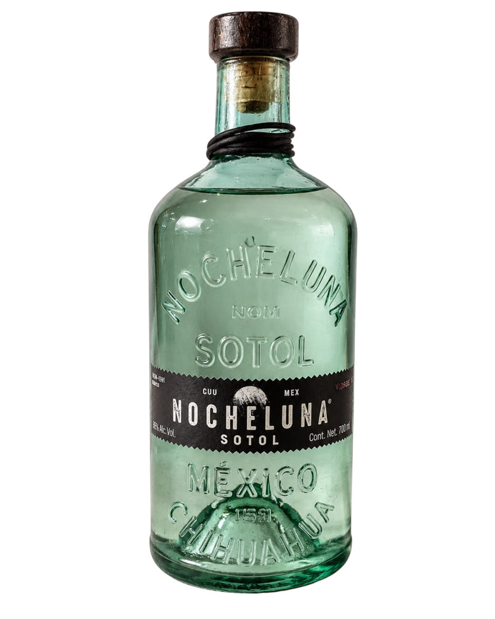 Botella de cristal verde de Licomar, Vinos y Licores NocheLuna Sotol 700ml con tapón de madera y corcho.