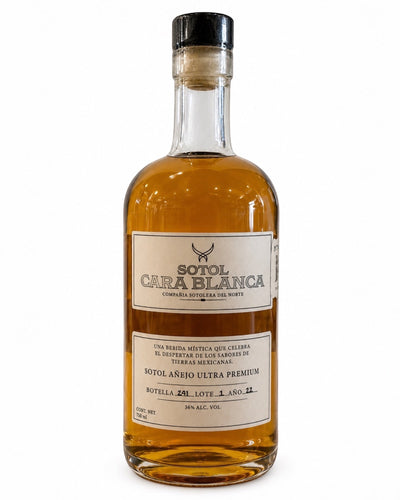 Licomar, Vinos y Licores Sotol Cara Blanca Añejo Ultra Premium 750ml botella de licor ámbar con etiqueta blanca y texto negro.