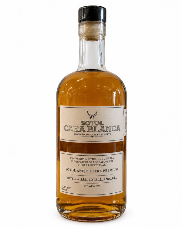Licomar, Vinos y Licores Sotol Cara Blanca Añejo Ultra Premium 750ml botella de licor ámbar con etiqueta blanca y texto negro.