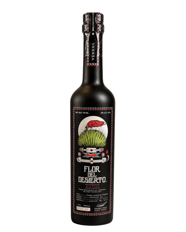 Licomar, Vinos y Licores Sotol Flor del Desierto Veneno 750ml, botella negra con etiqueta ilustrada de serpiente y sotol, añejado 3 meses.