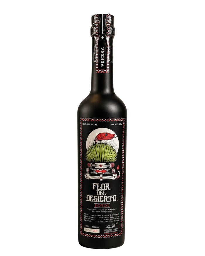 Licomar, Vinos y Licores Sotol Flor del Desierto Veneno 750ml, botella negra con etiqueta ilustrada de serpiente y sotol, añejado 3 meses.